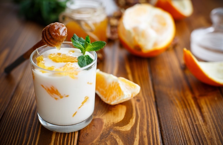 Griechische Nachspeise - Griechischer Joghurt mit Honig und Orangen