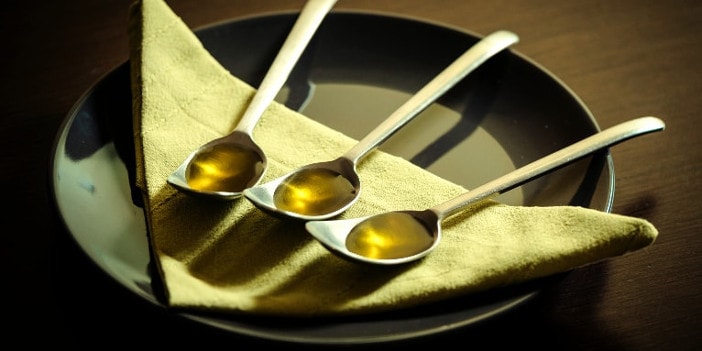 Olivenöltest richtig gemacht - Teller mit Teelöffeln und Olivenöl, Restaurant EU